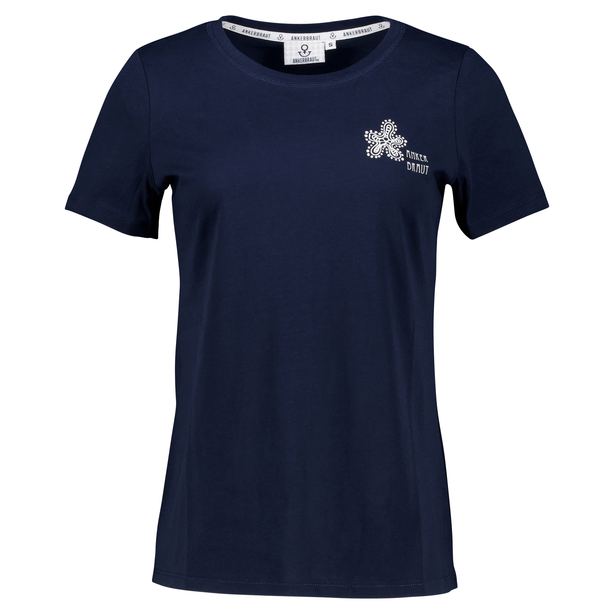 Weibliches Model mit ANKERBRAUT T-Shirt in Dark Sapphire