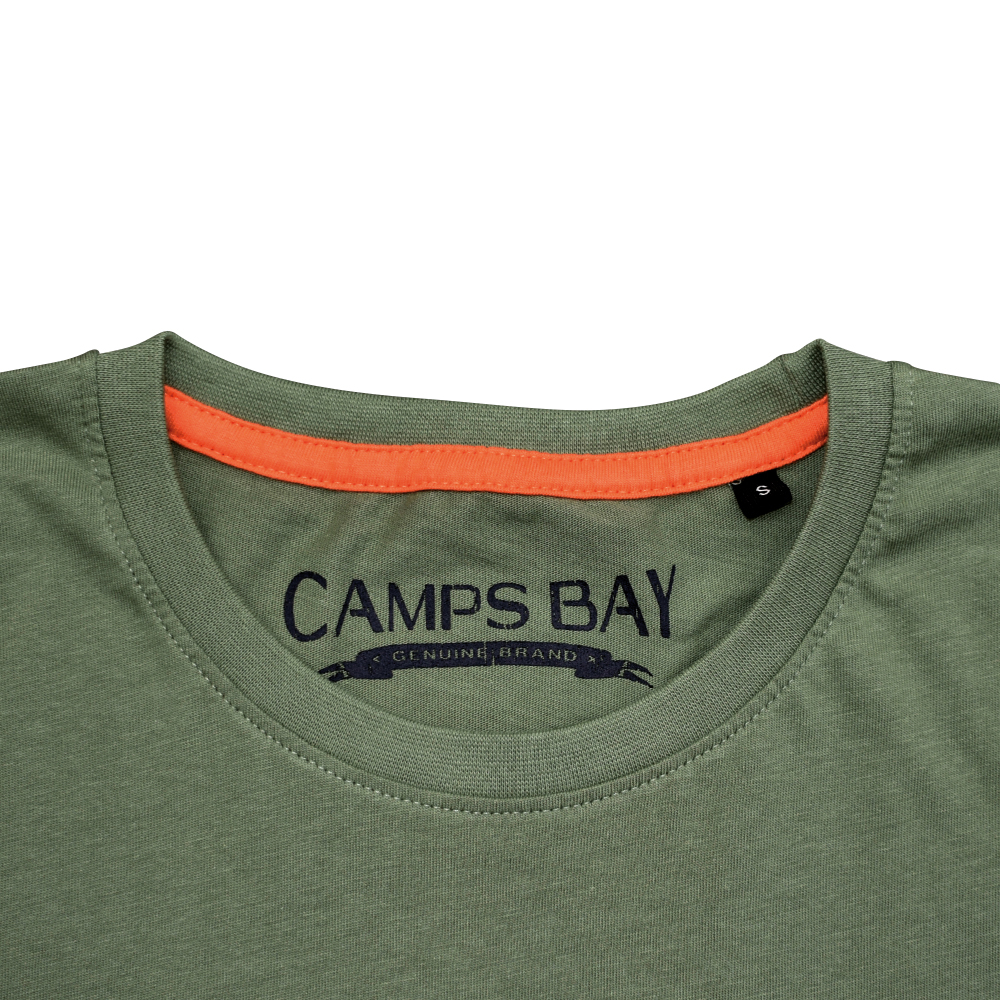 Männliches Model mit CAMPS BAY T-Shirt in Sea Spray