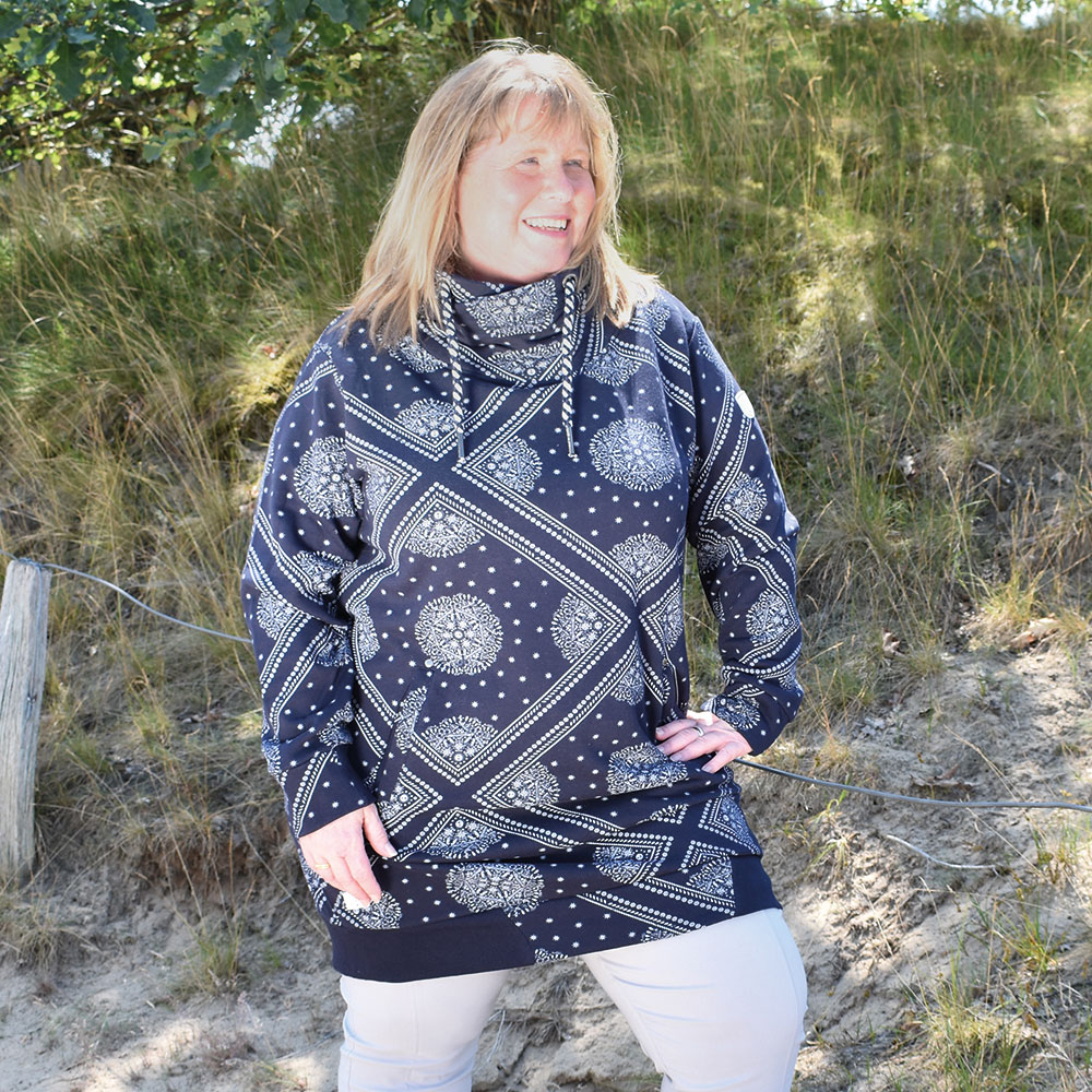 Weibliches Model mit CAMPS BAY Sweatkleid in Navy mit AOP