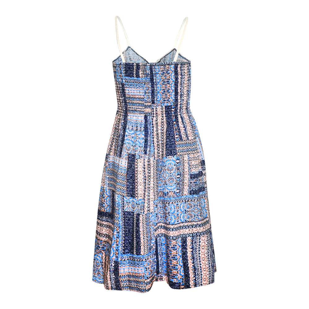 Weibliches Model mit Rock Your Day Kleid in Blue Diverse