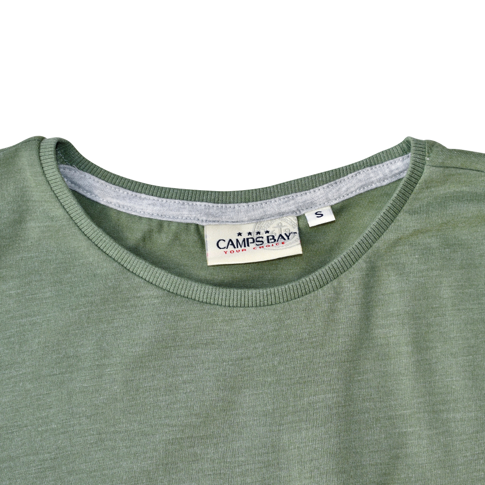 Männliches Model mit CAMPS BAY T-Shirt in Streifen Forged Iron