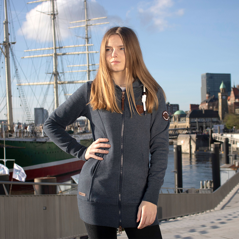 Weibliches Model mit ANKERBRAUT Long Sweatjacke in Total Eclipse Melange 