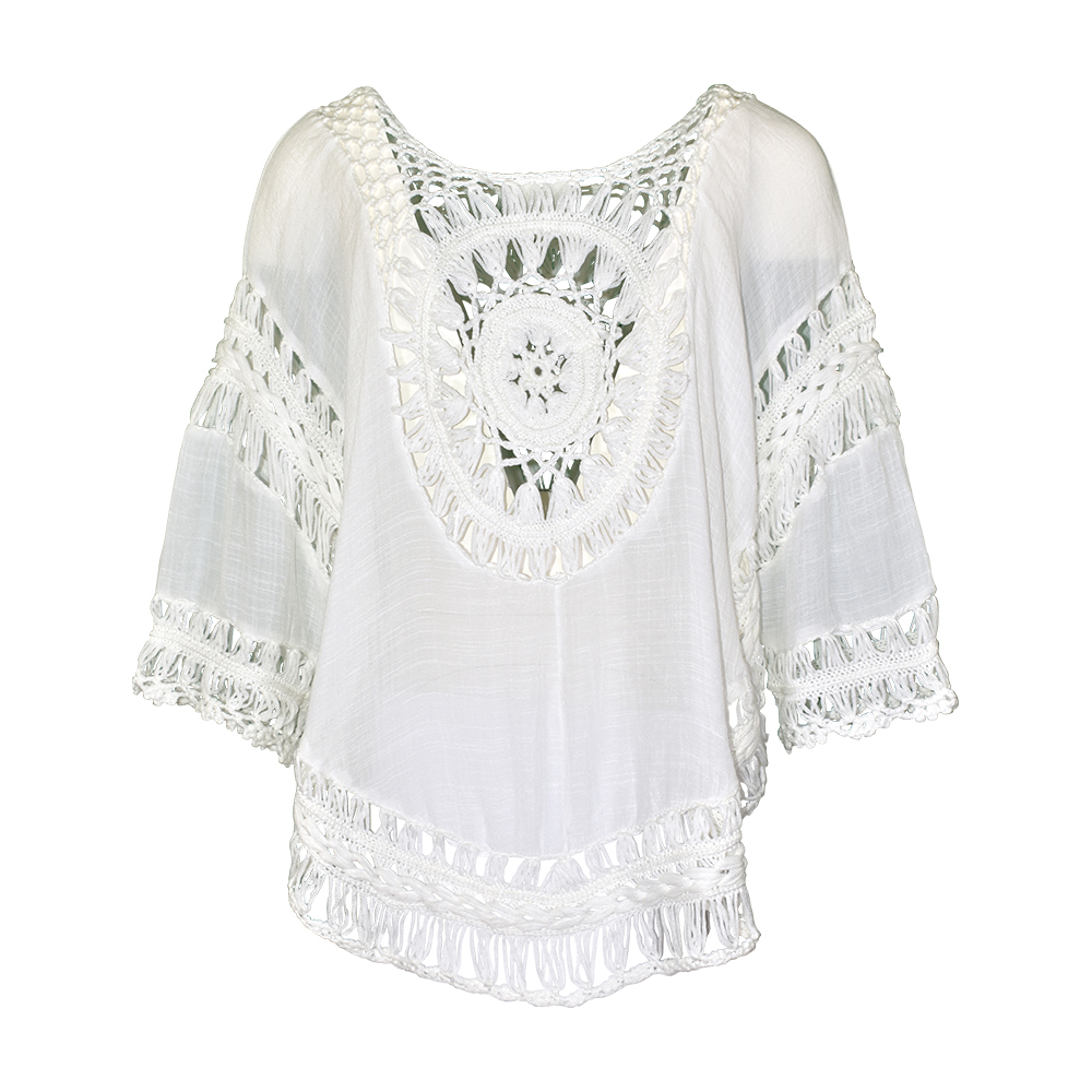 Weibliches Model mit CAMPS BAY Bluse in Offwhite