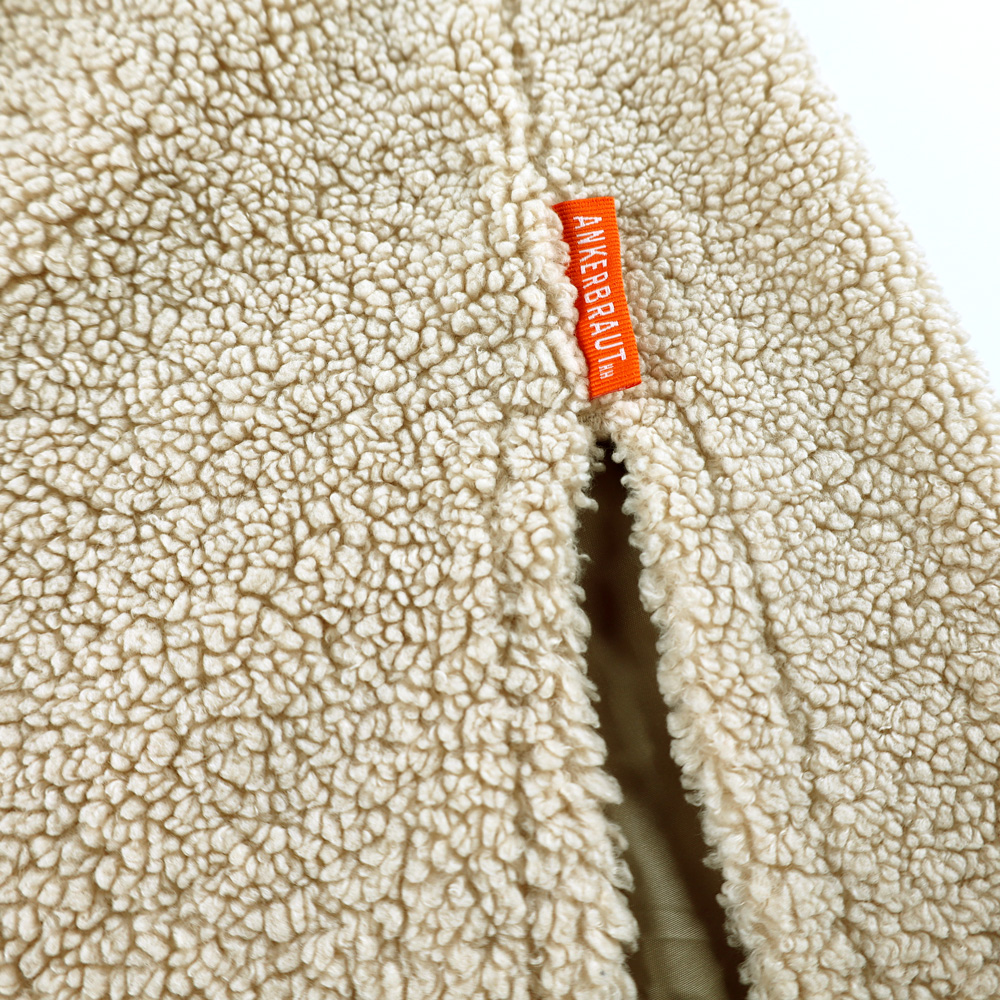 Weibliches Model mit ANKERBRAUT Teddy-Mantel in Offwhite