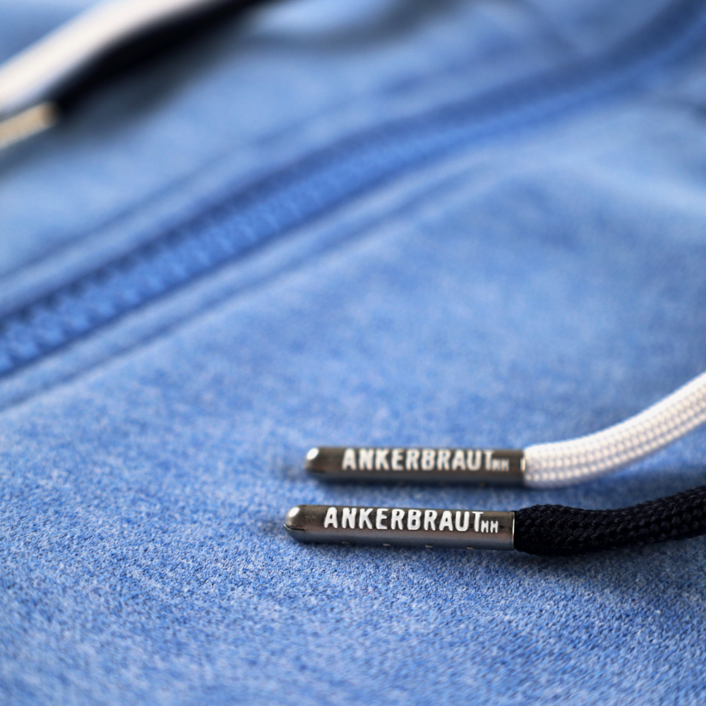 Weibliches Model mit Ankerbraut  Sweatjacke in Provence