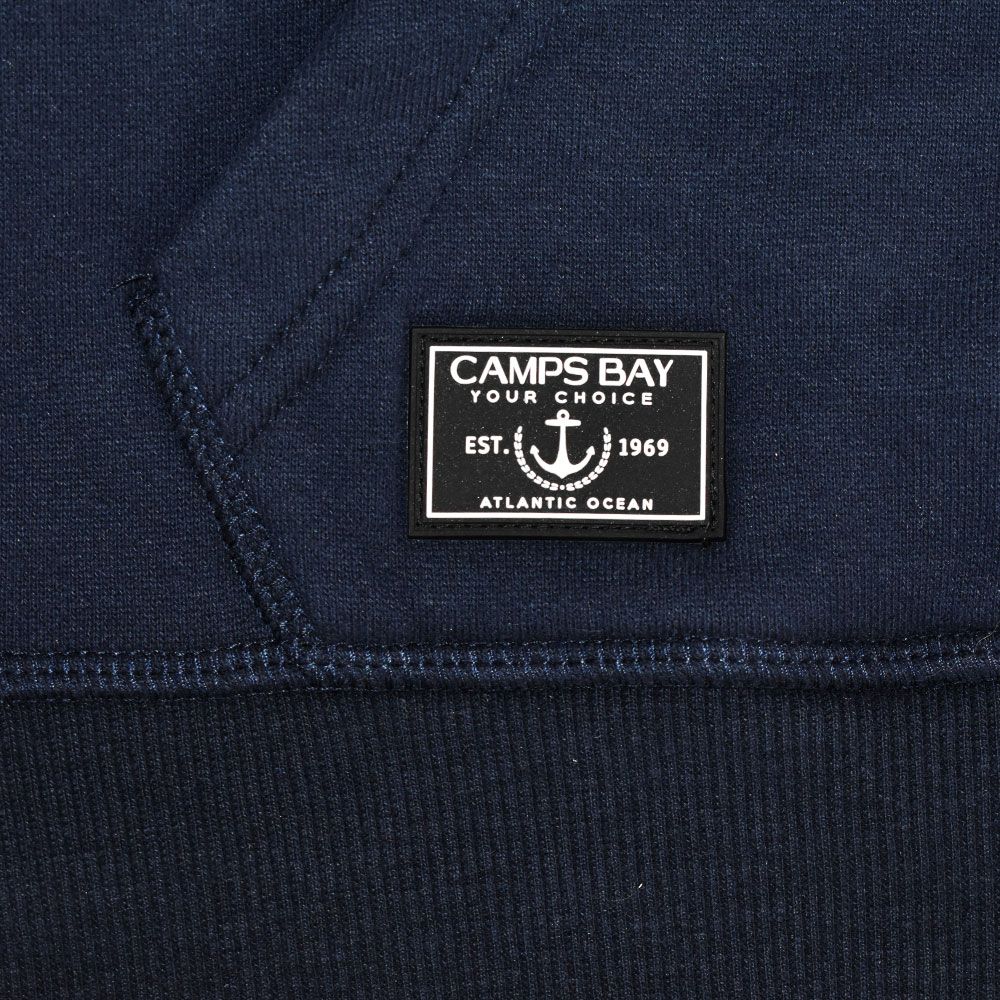 Männliches Model mit CAMPS BAY Hoodie in Night Sky