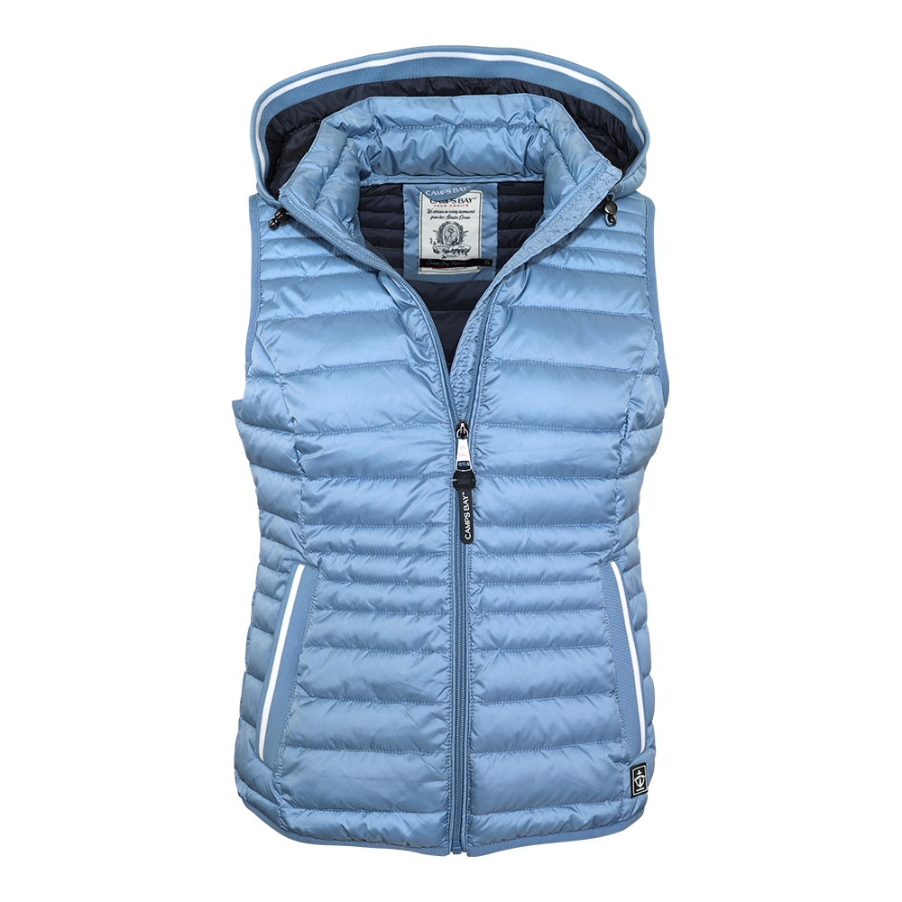 Weibliches Model mit CAMPS BAY Weste in Windward Blue