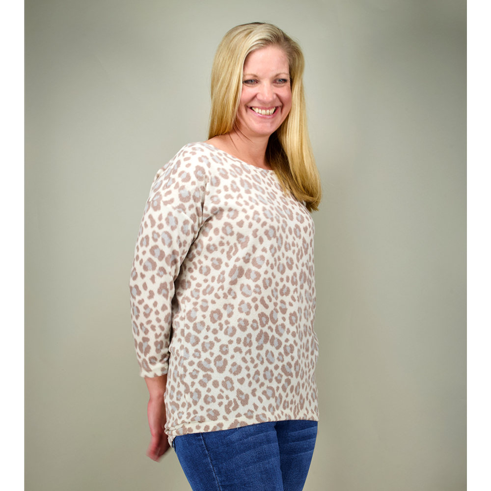 Weibliches Model mit CAMPS BAY Shirt in Beige Leo