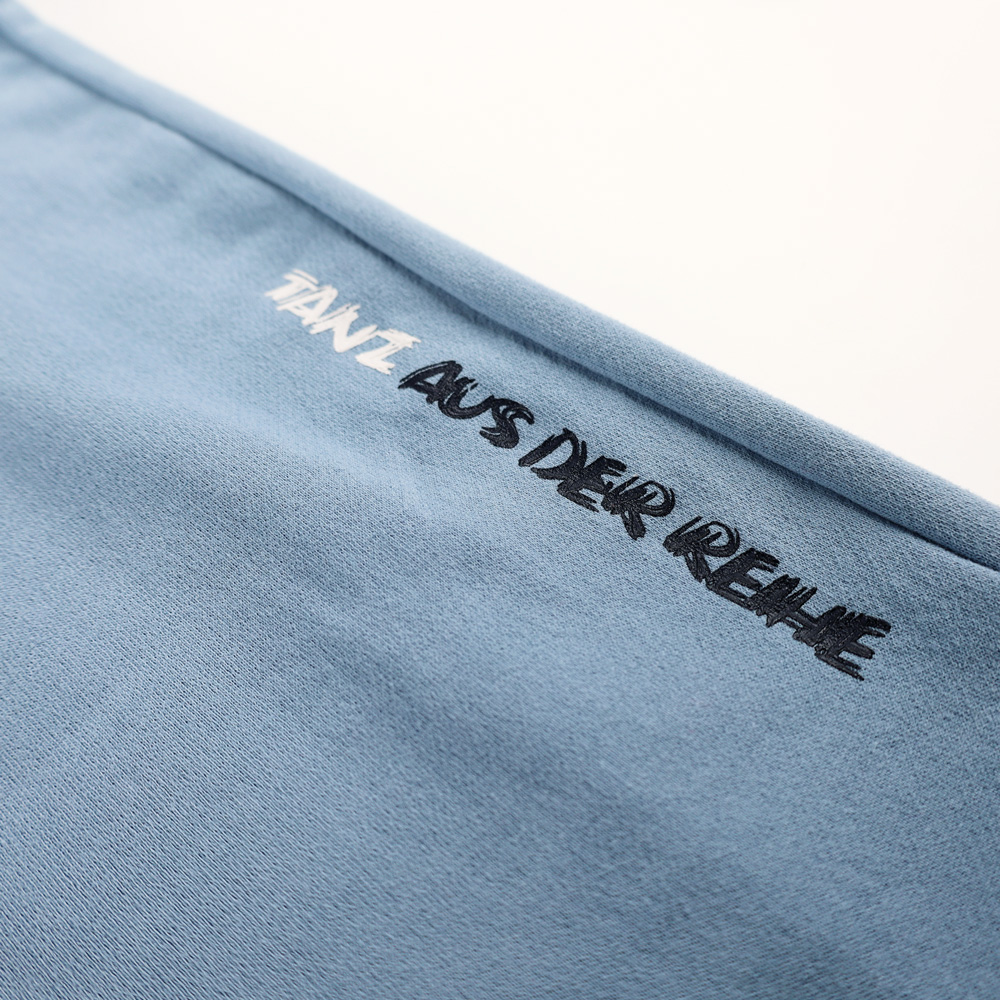 Weibliches Model mit ANKERBRAUT Sweatjacke in Forever Blue