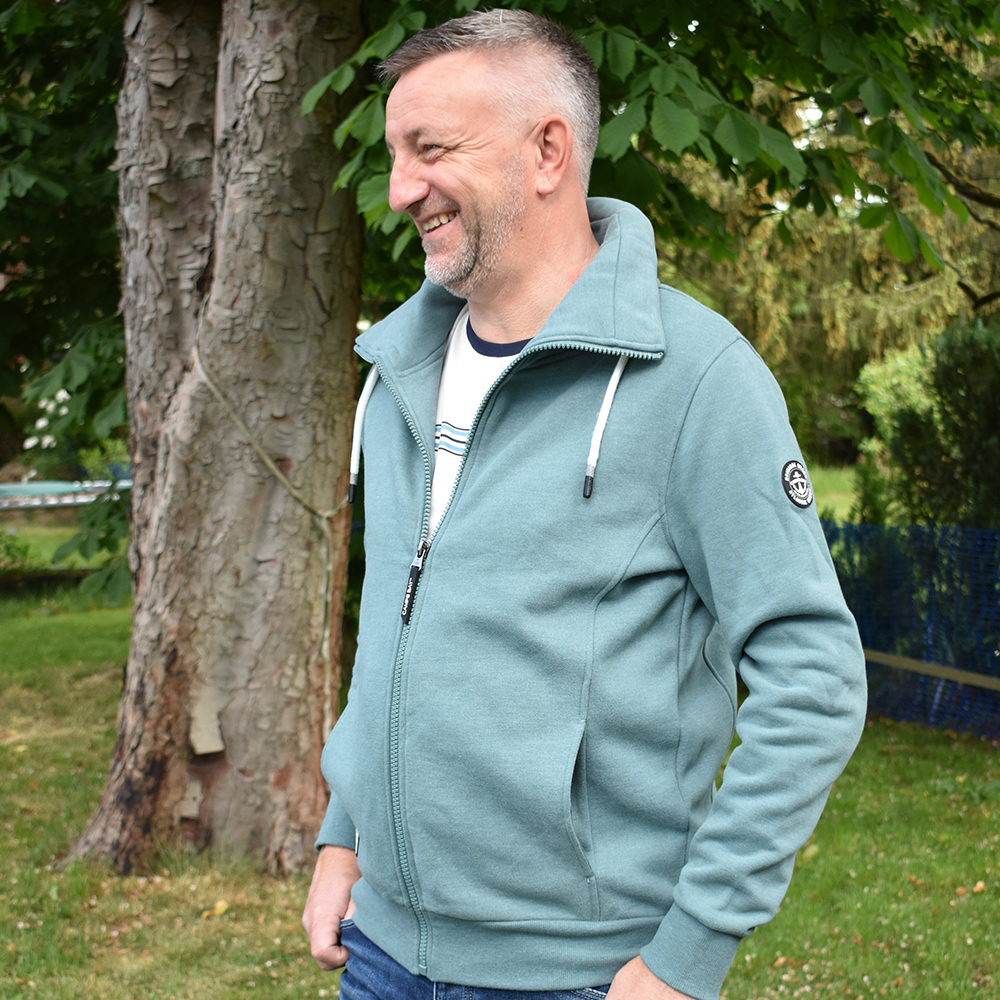 Männliches Model mit CAMPS BAY Sweatjacke in North Atlantic Melange