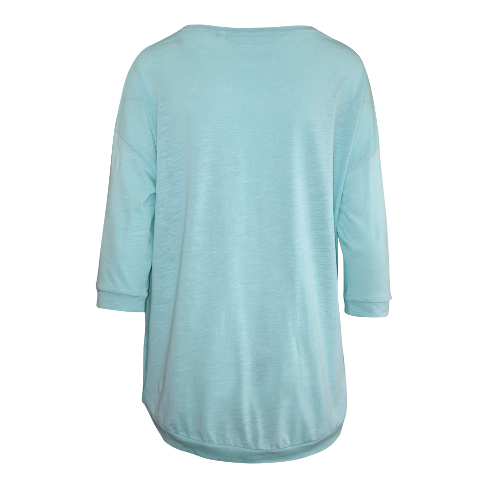 Weibliches Model mit CAMPS BAY Shirt in Aqua Sky