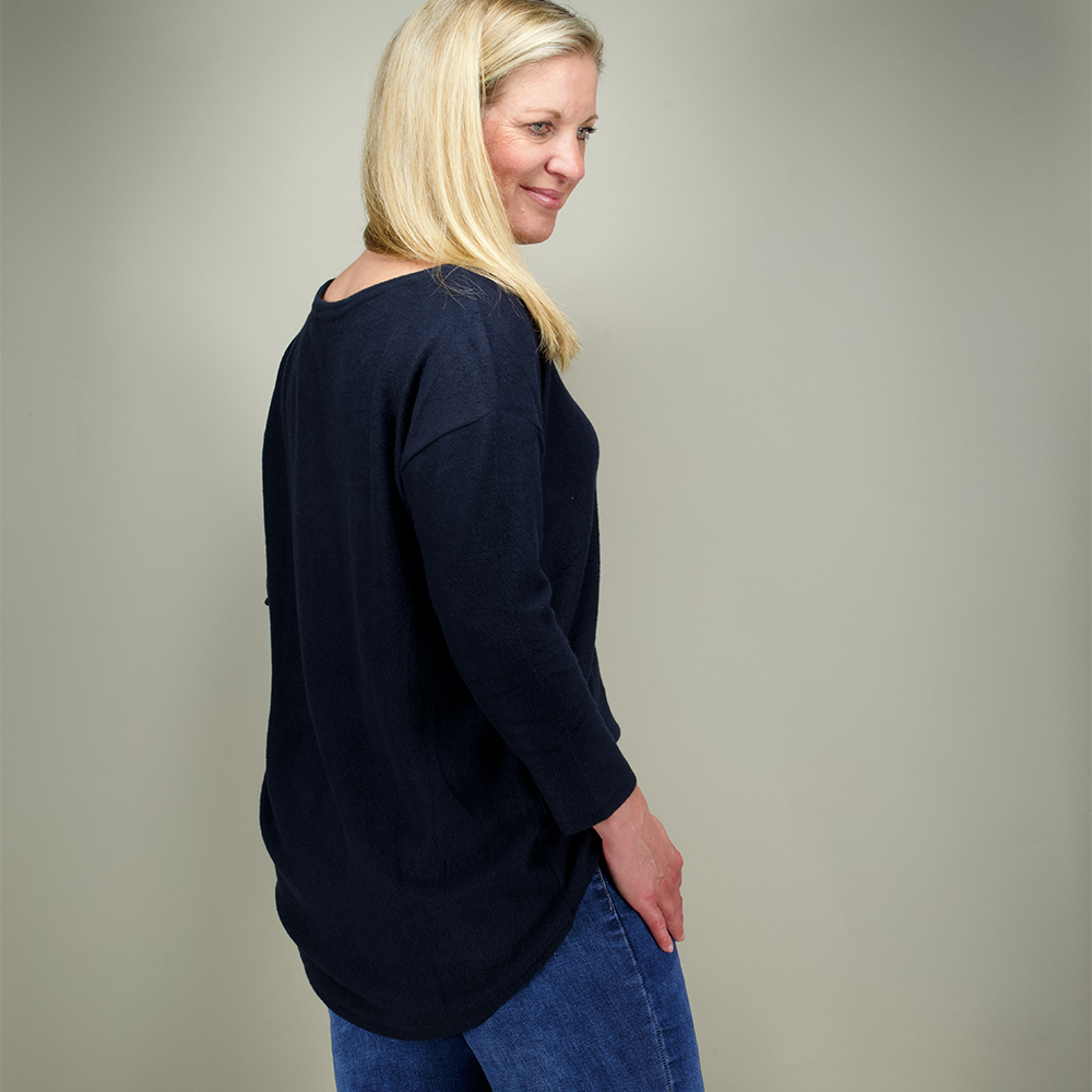 Weibliches Model mit CAMPS BAY Shirt in Navy Marl