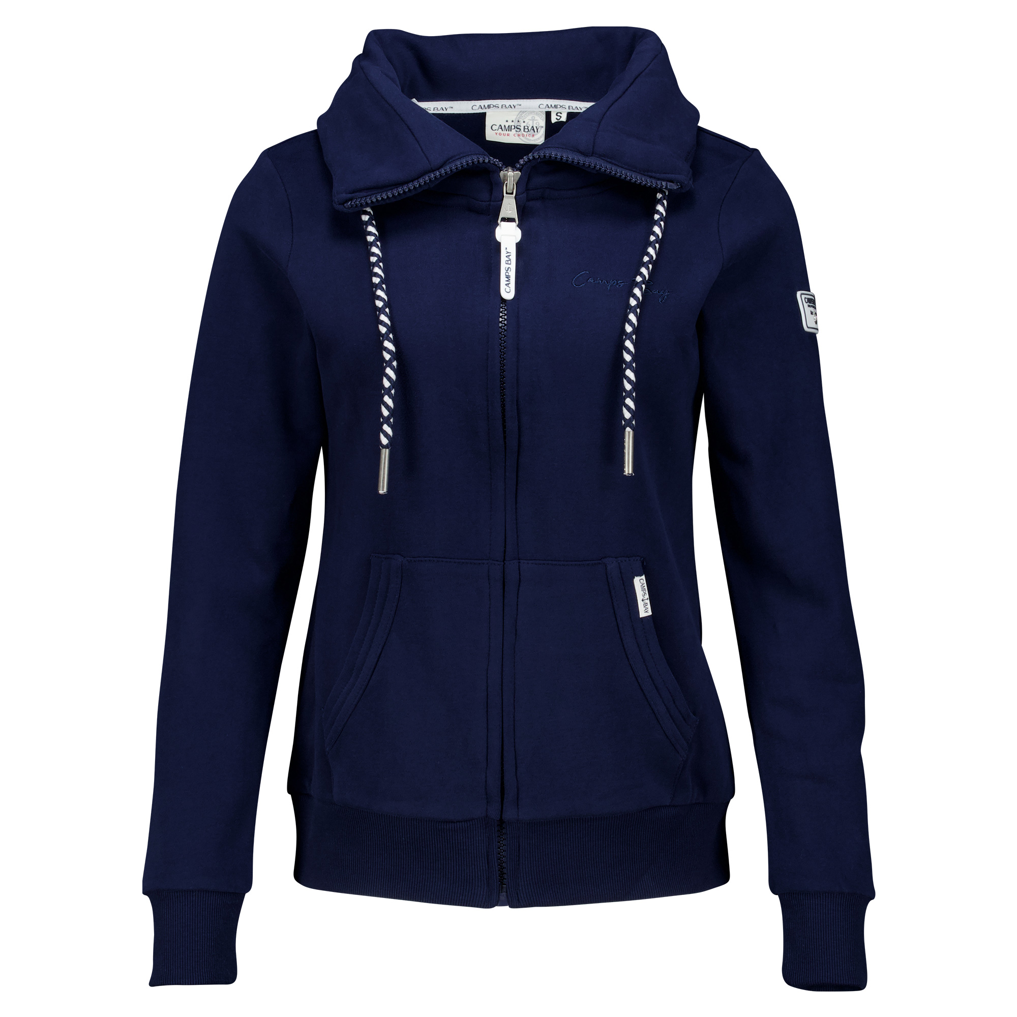 Weibliches Model mit CAMPS BAY Sweatjacke in Maritime Blue