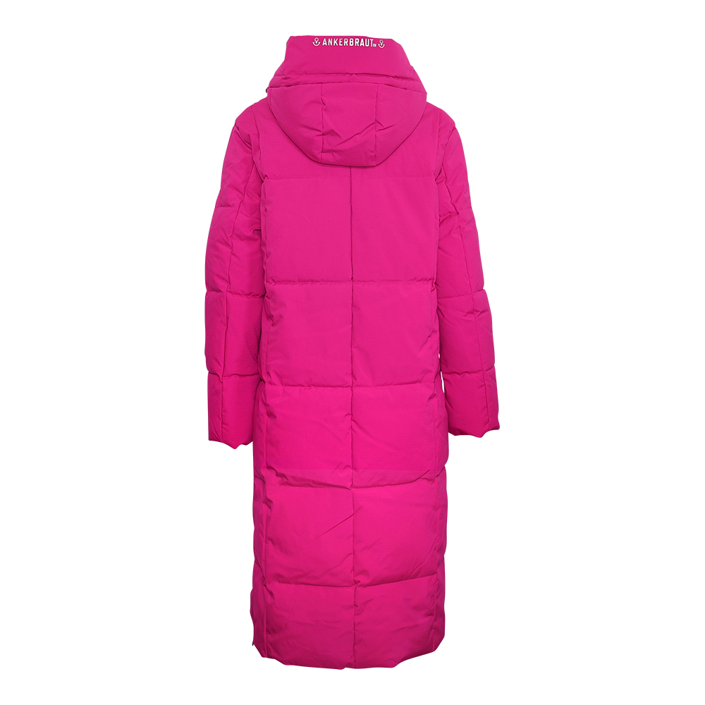 Weibliches Model mit ANKERBRAUT Langmantel in Pink