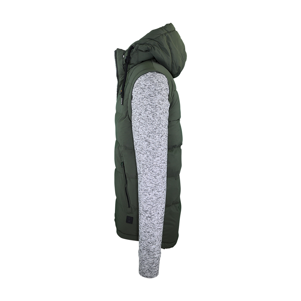 Männliches Model mit CAMPS BAY Westenjacke in Forest Night