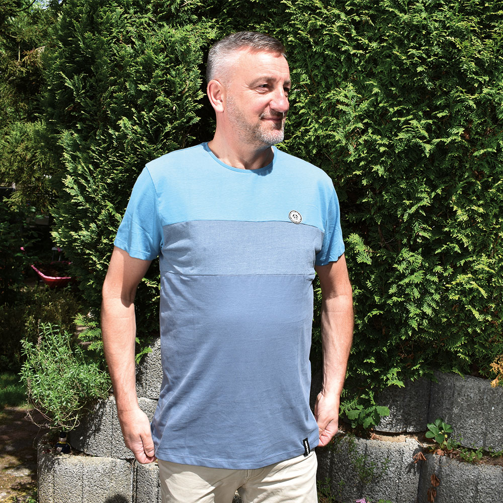 Männliches Model mit CAMPS BAY T-Shirt in Streifen China Blue