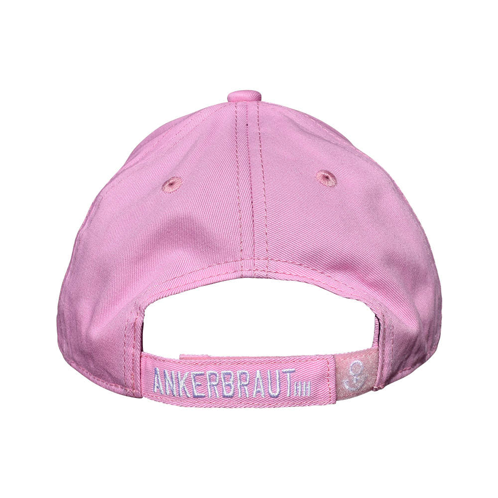 Weibliches Model mit ANKERBRAUT Cap in Pink