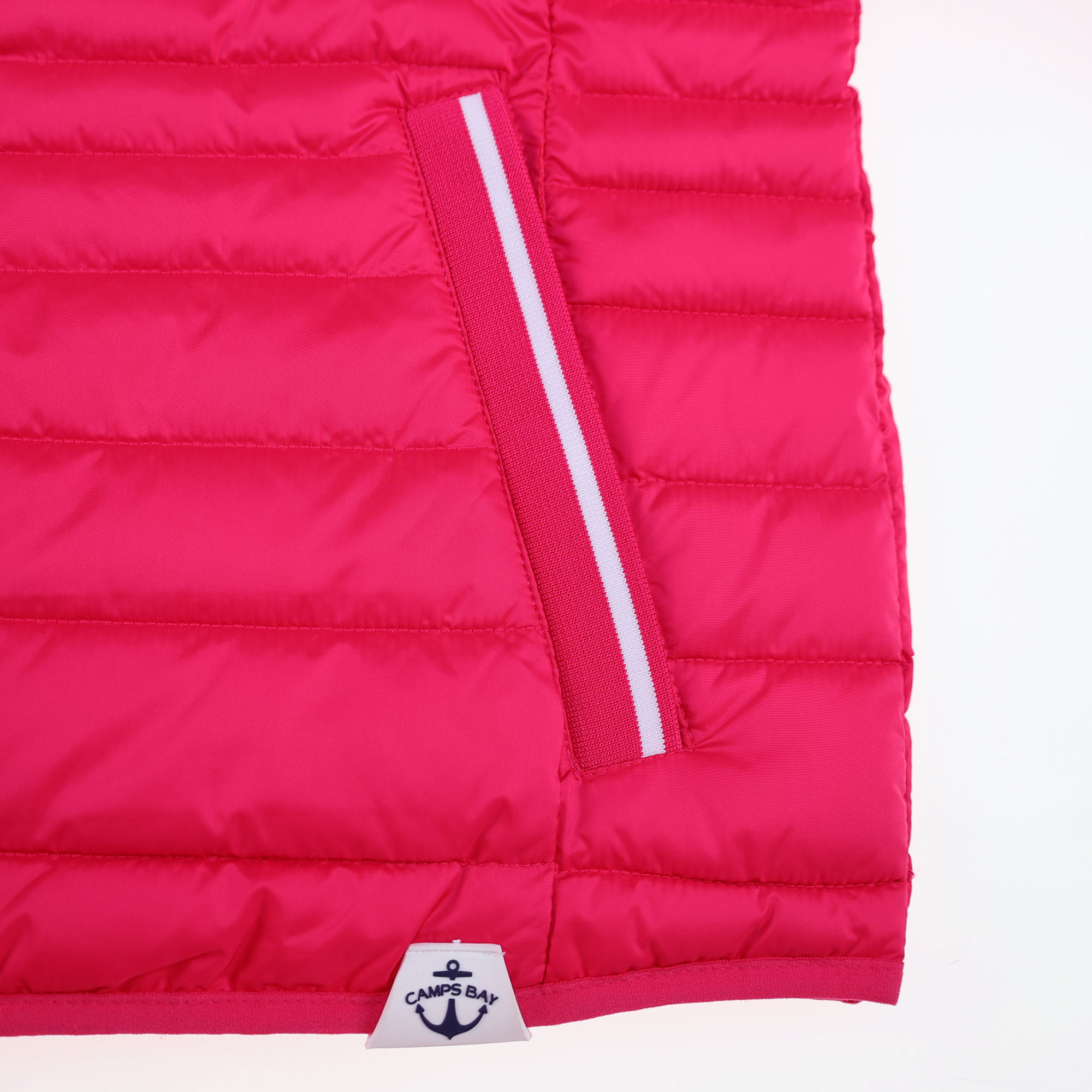Weibliches Model mit CAMPS BAY Steppjacke in Bright Rose