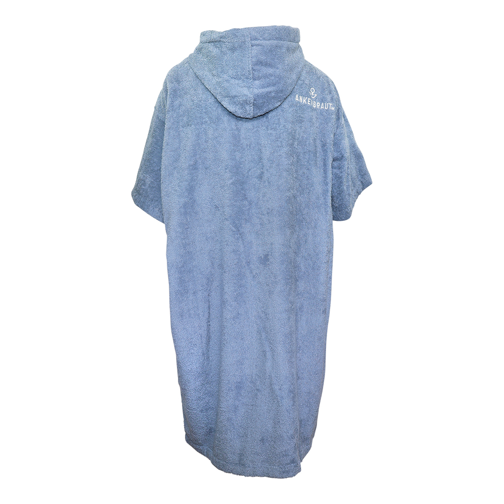 Weibliches Model mit ANKERBRAUT Beach-Poncho in Dove Blue