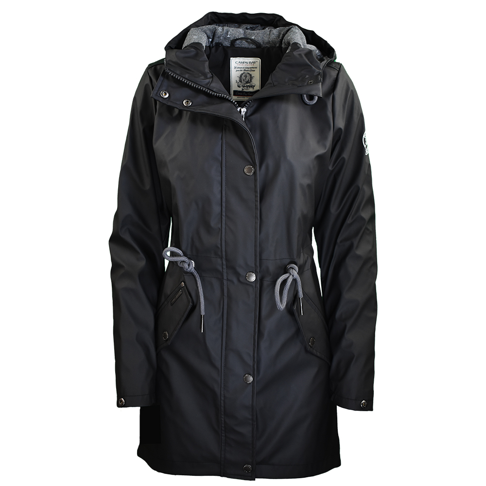 Weibliches Model mit CAMPS BAY Wetterjacke in Schwarz