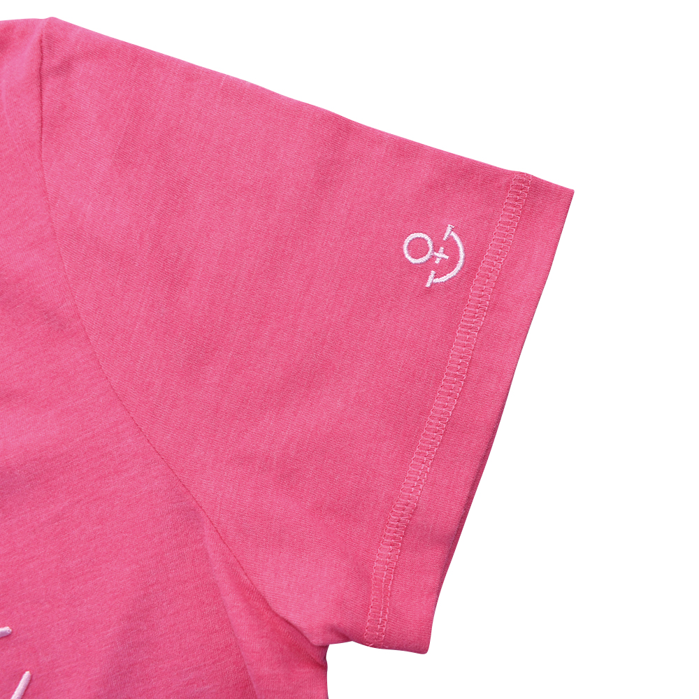 Weibliches Model mit ANKERBRAUT Shirt in Pink Flambé