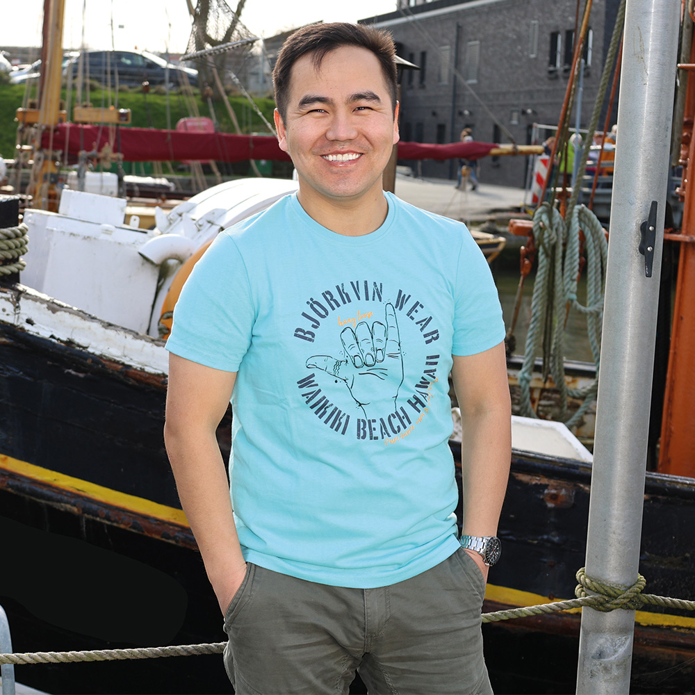 Männliches Model mit Björkvin T-Shirt in Marine Blue