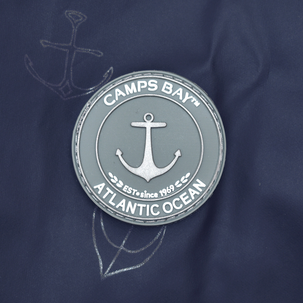 Weibliches Model mit CAMPS BAY Regenjacke in Night Sky
