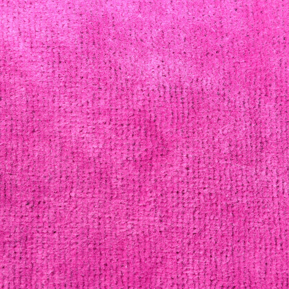 Weibliches Model mit ANKERBRAUT Badelaken in Pink