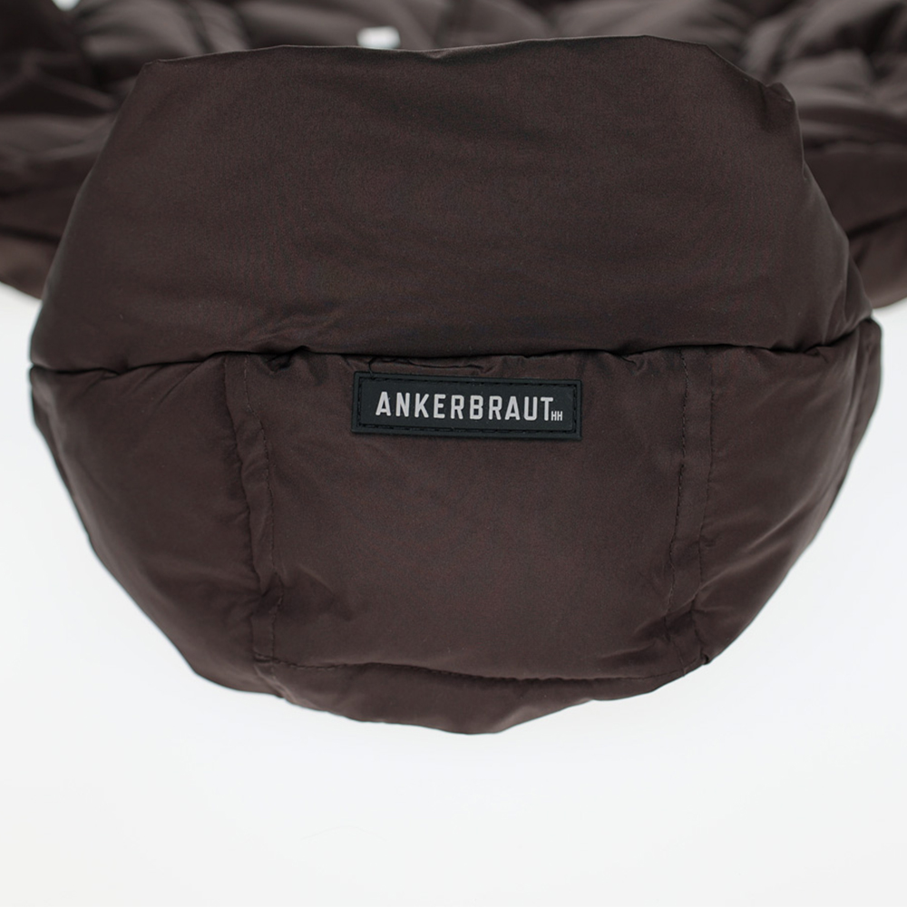 Weibliches Model mit ANKERBRAUT Long-Weste in Chocolate Torte
