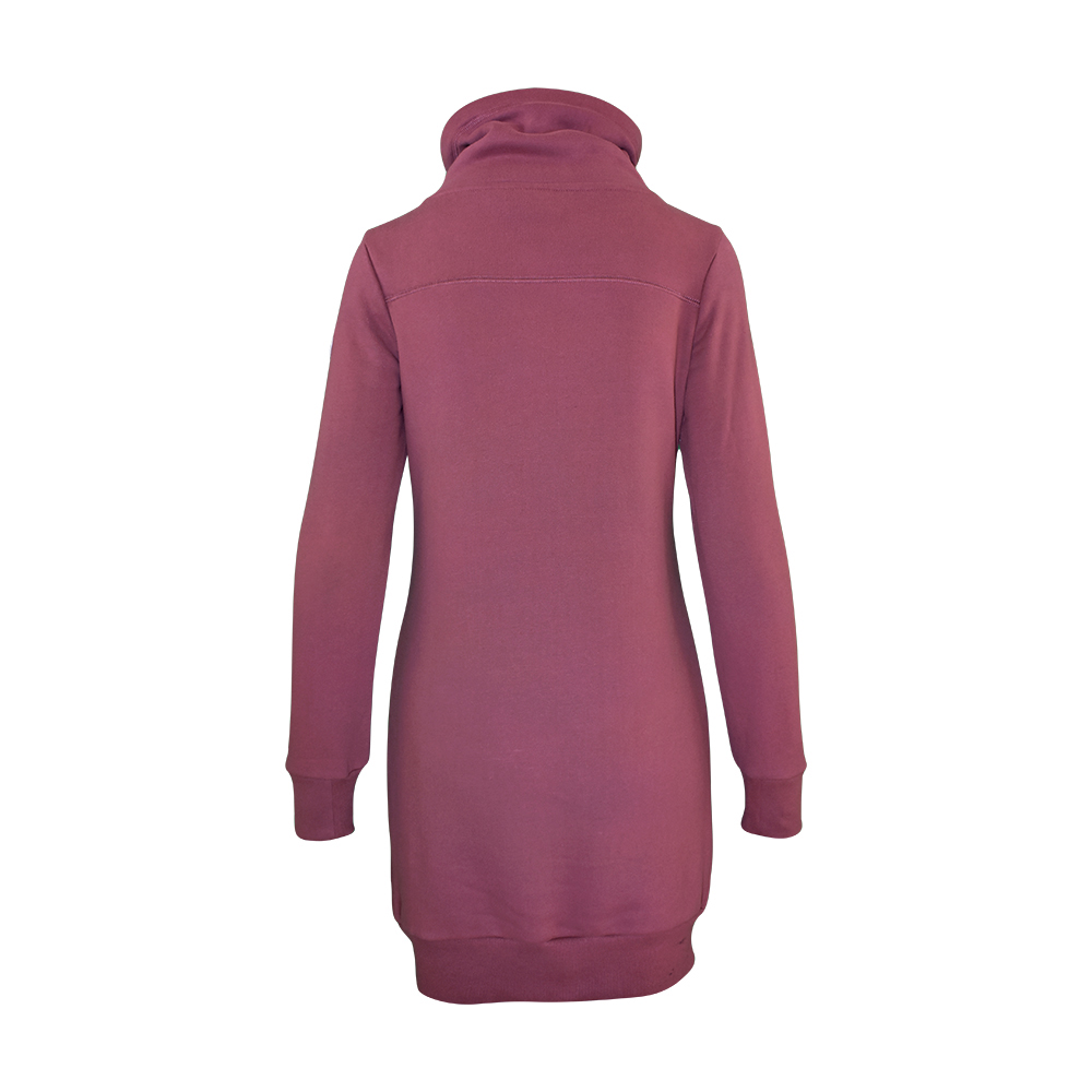 Weibliches Model mit CAMPS BAY Sweatkleid in Rose Brown