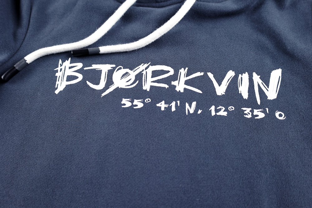 Männliches Model mit Björkvin Hoodie in Ombre Blue