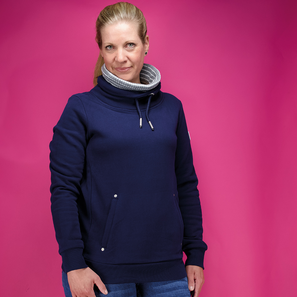 Weibliches Model mit Camps Bay Sweatshirt 