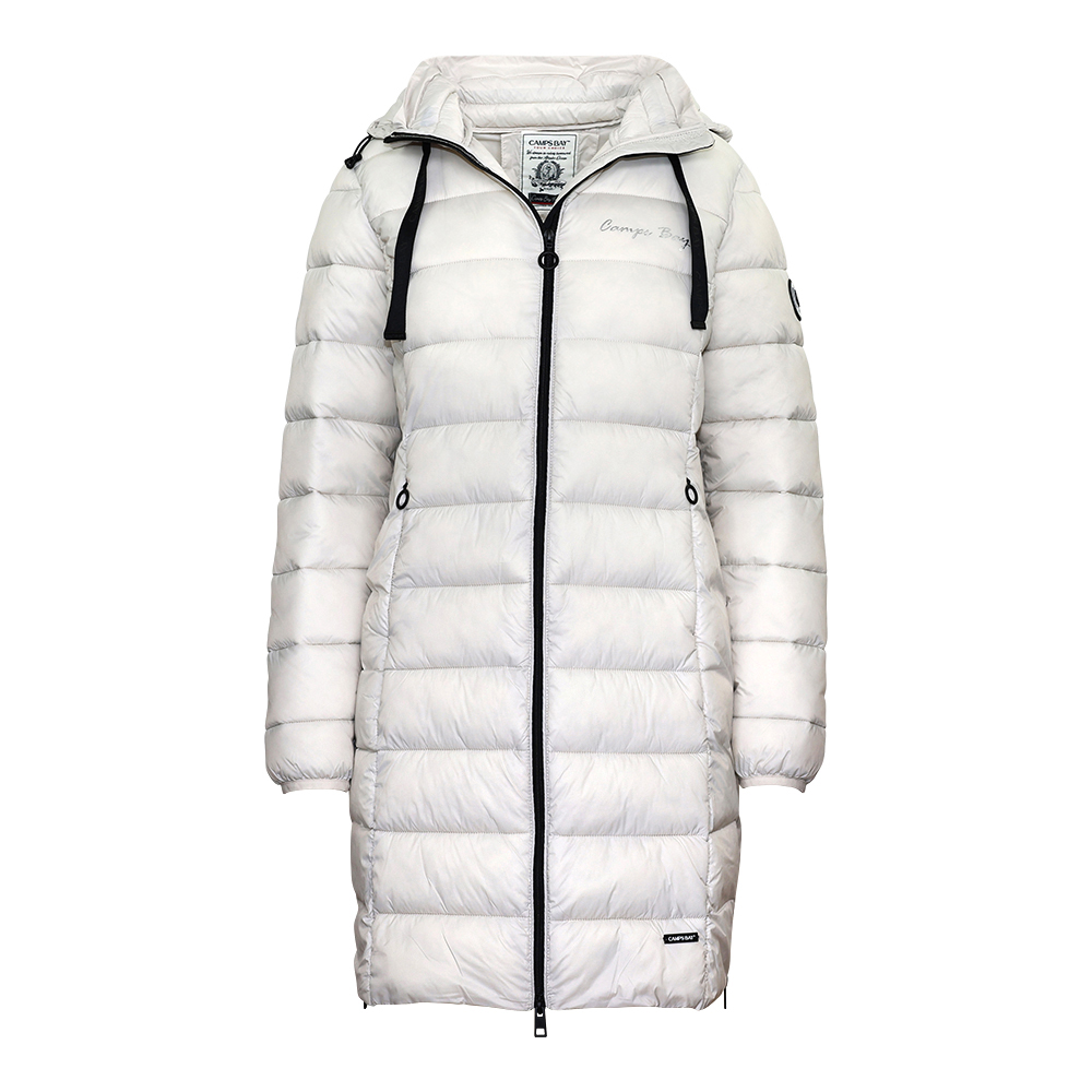 Weibliches Model mit CAMPS BAY Steppmantel in Moonbeam
