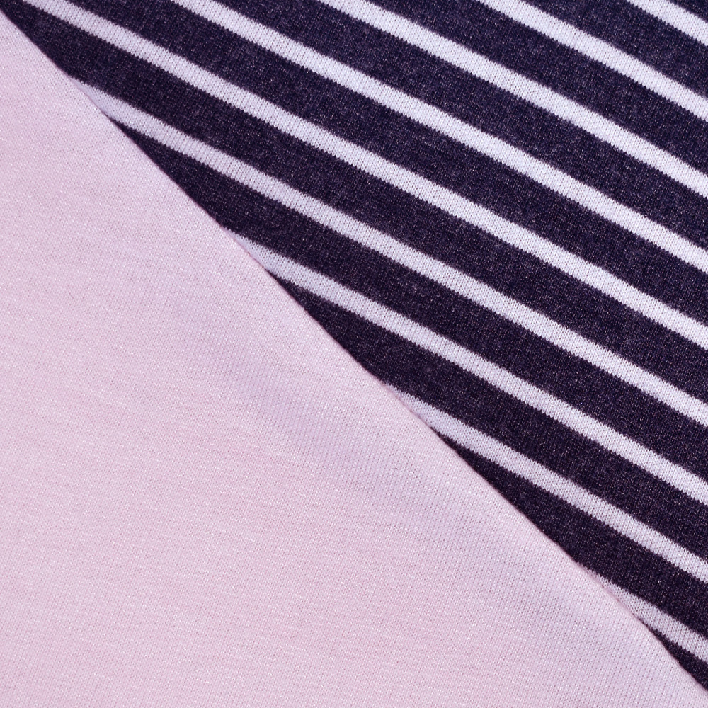 Weibliches Model mit ANKERBRAUT T-Shirt in Cradle Pink