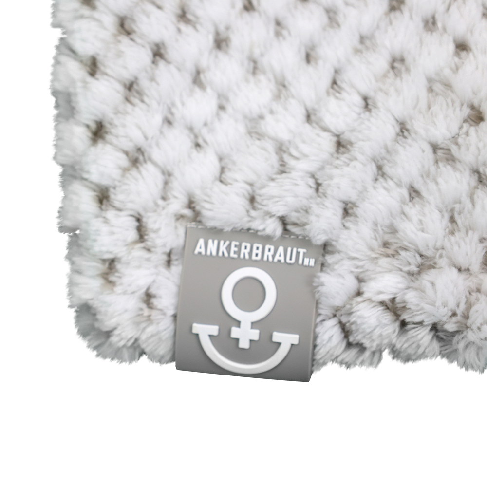 Weibliches Model mit ANKERBRAUT Plüschjacke in Dove