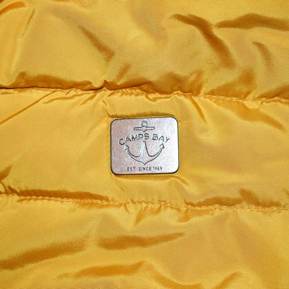 Weibliches Model mit CAMPS BAY Jacke in Golden Yellow