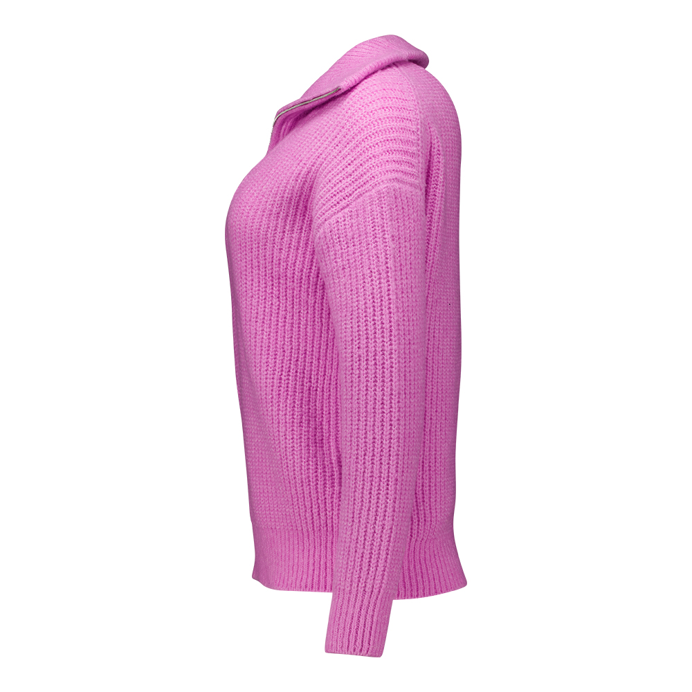 Weibliches Model mit Rock your Day Pullover in Cyclam
