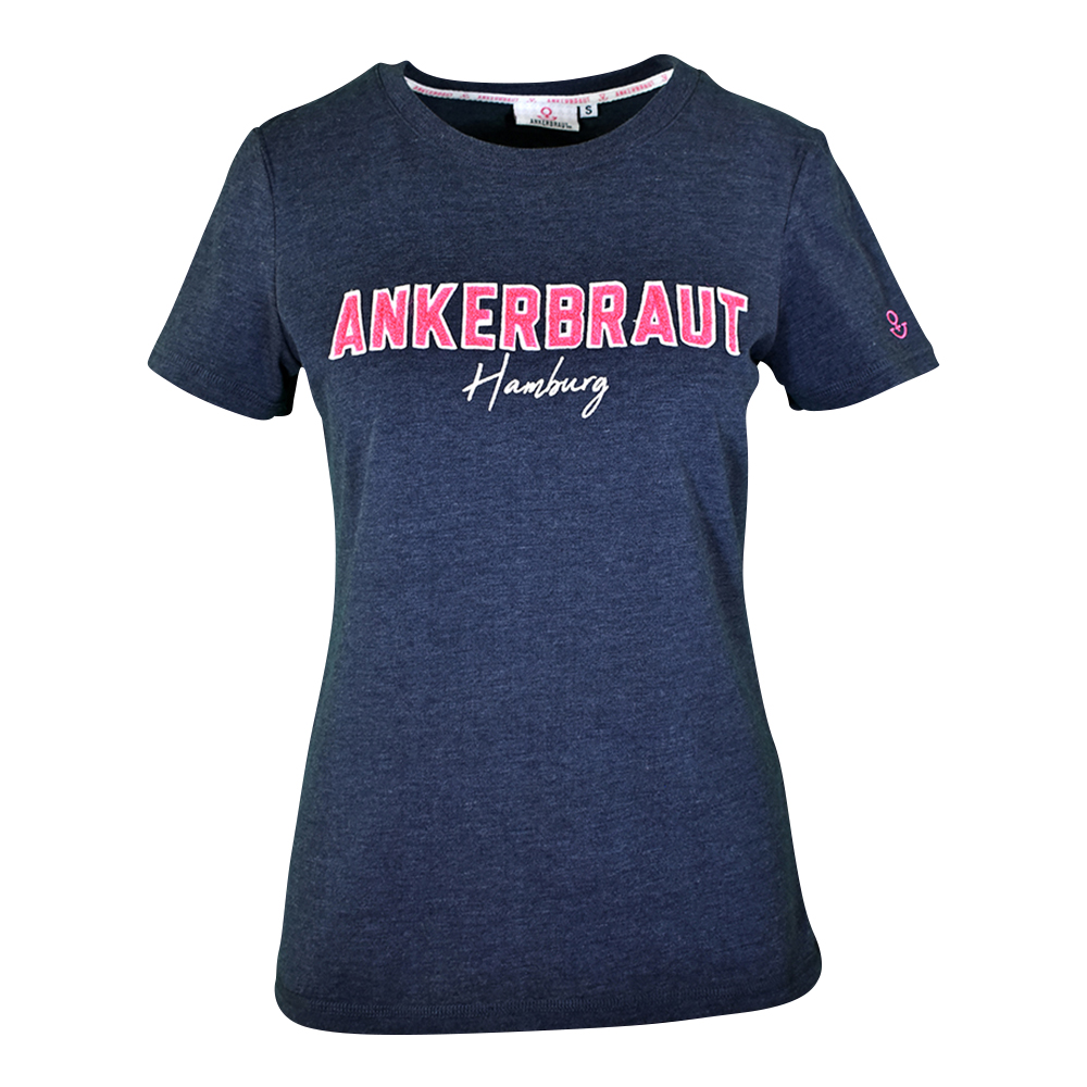 Weibliches Model mit ANKERBRAUT T-Shirt 