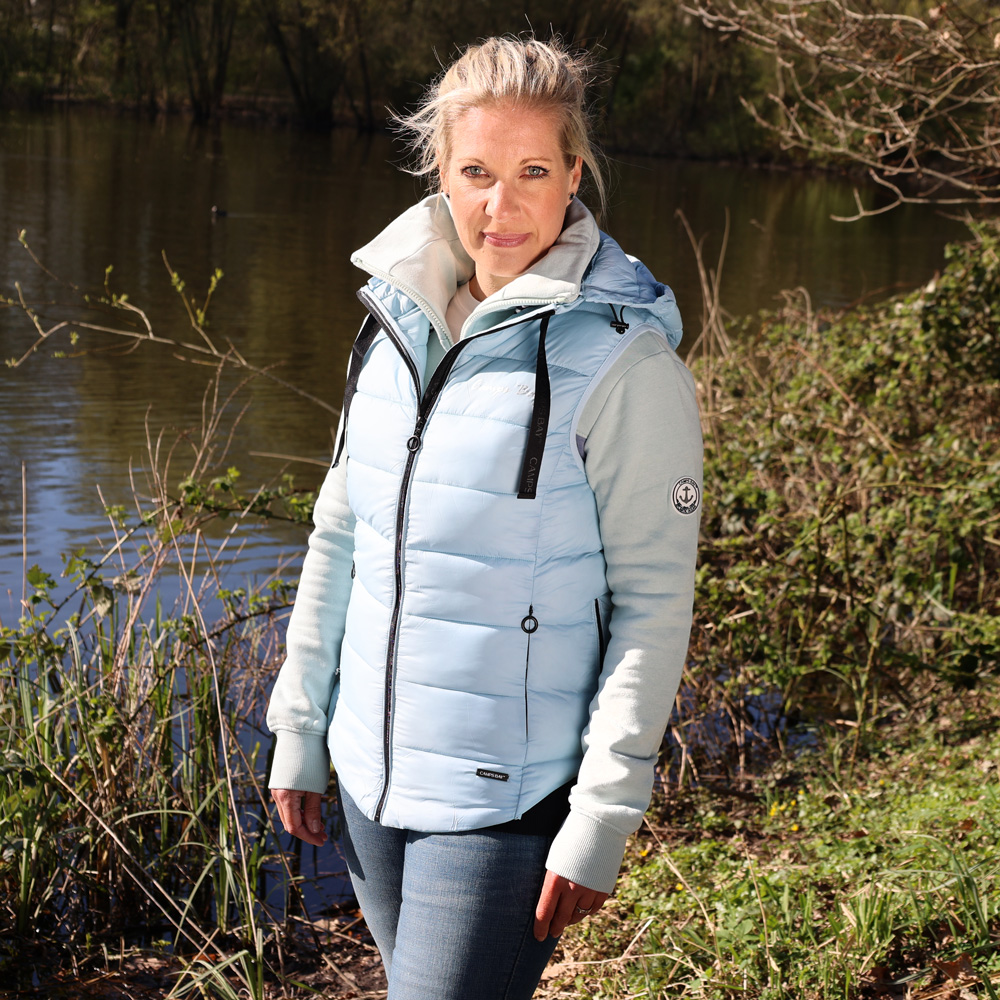 Weibliches Model mit CAMPS BAY Steppweste in Dream Blue