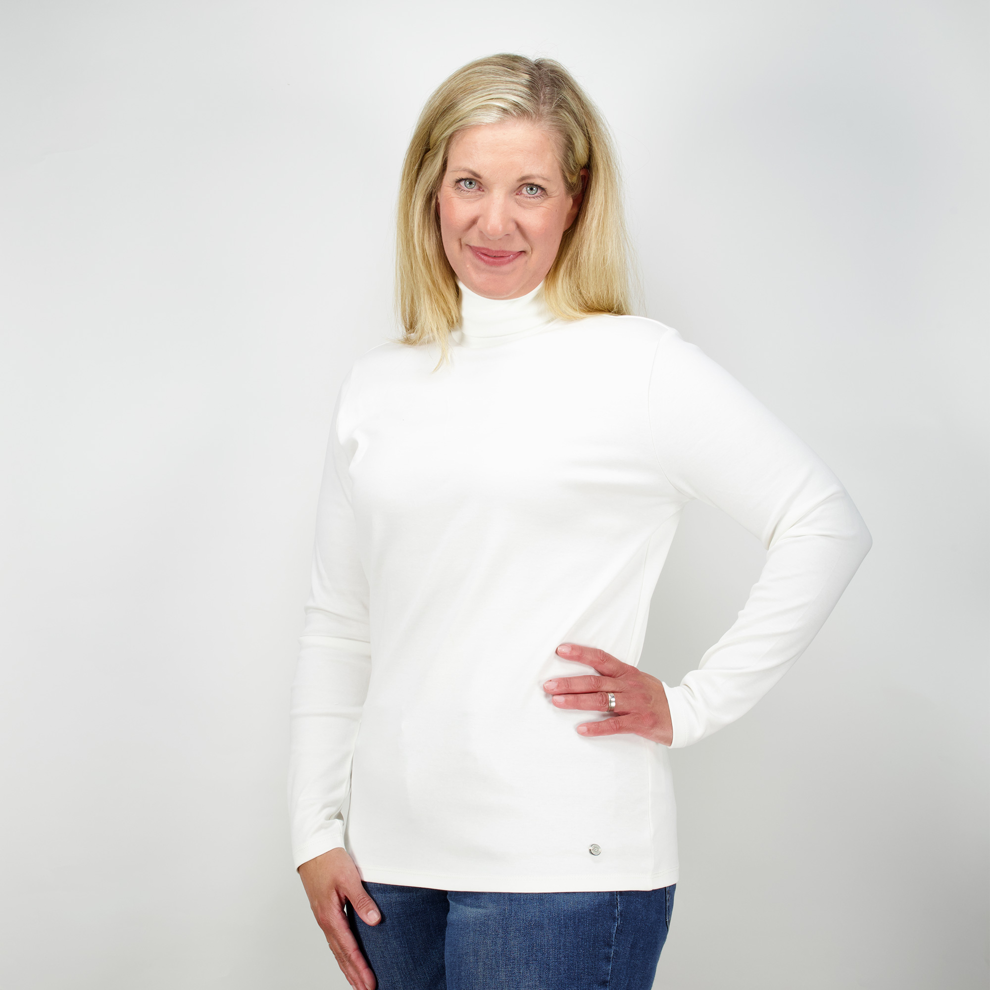 Weibliches Model mit CAMPS BAY Rollkragen-Shirt in Cloud Dancer Offwhite