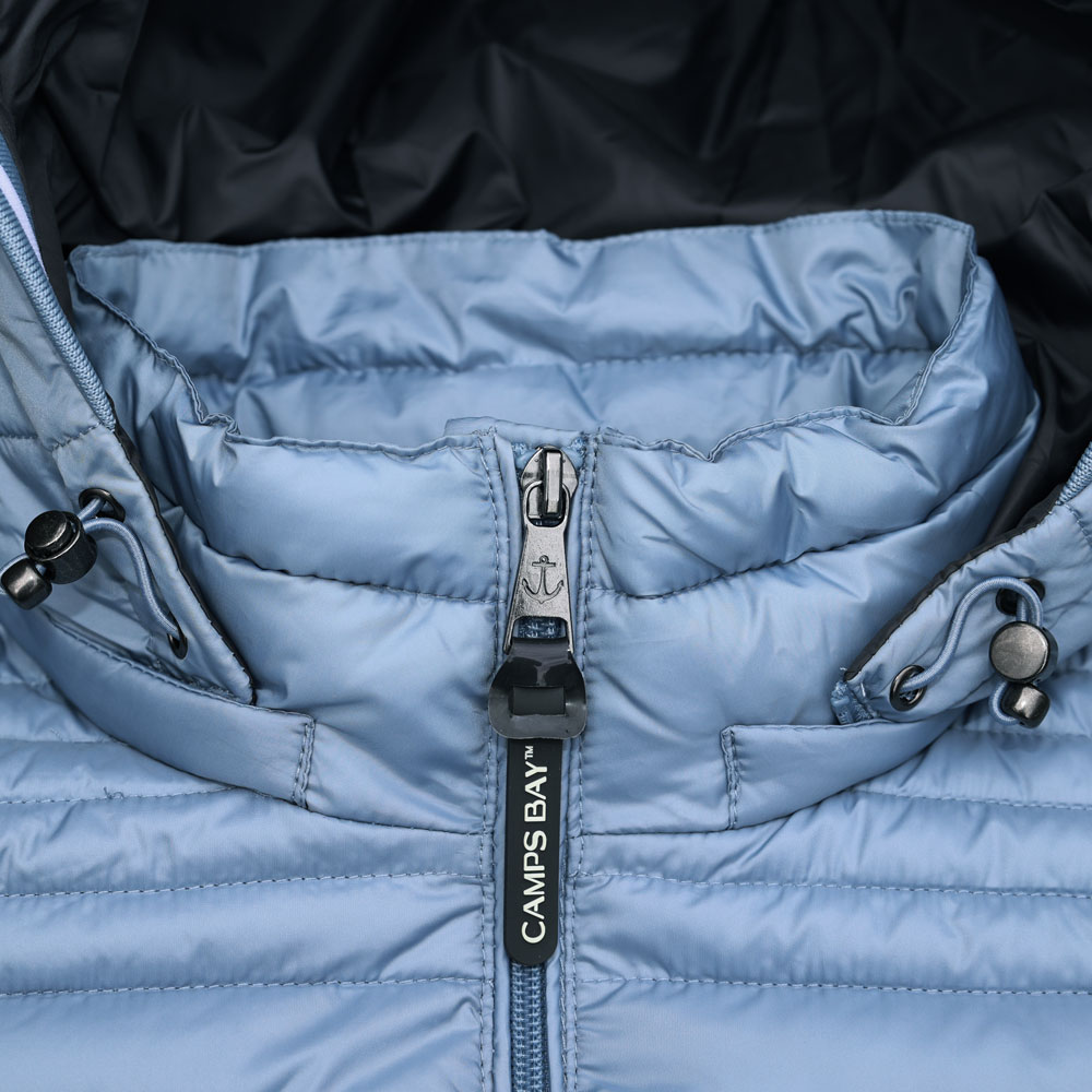 Weibliches Model mit CAMPS BAY Weste in Windward Blue