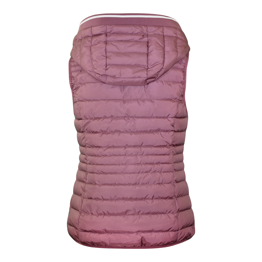 Weibliches Model mit CAMPS BAY Weste in Rose Brown