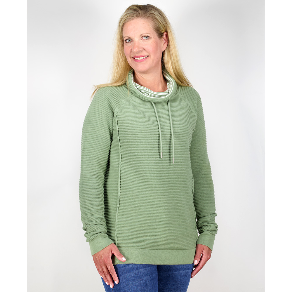 Weibliches Model mit CAMPS BAY Strickpullover 