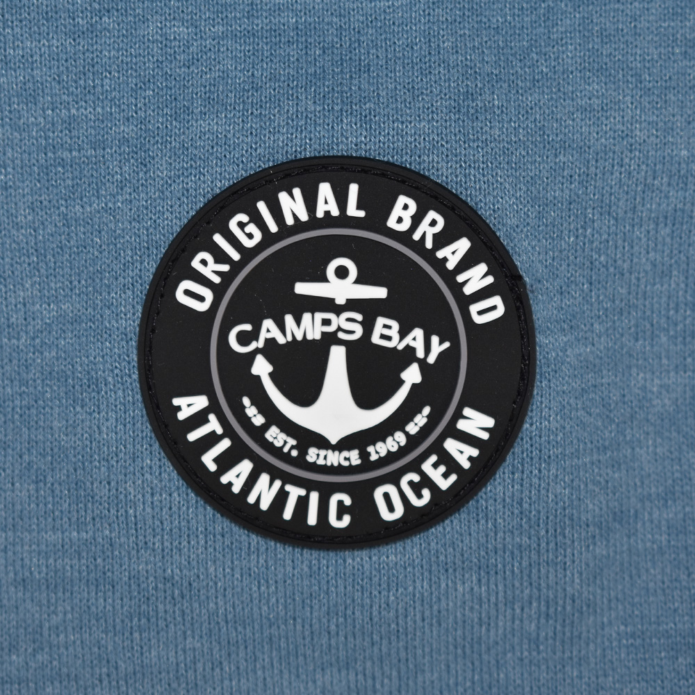 Männliches Model mit CAMPS BAY Sweatjacke in Blue Ashes Melange