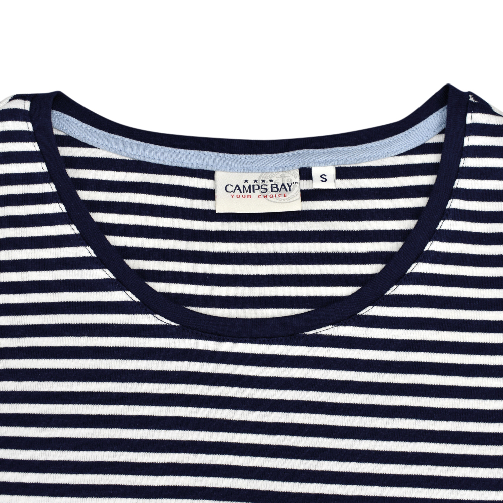 Weibliches Model mit CAMPS BAY T-Shirt in Night Sky