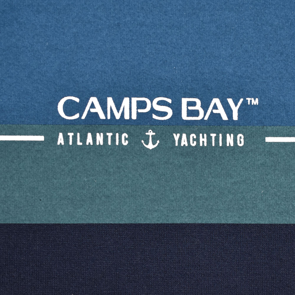 Männliches Model mit CAMPS BAY Hoodie in Night Sky