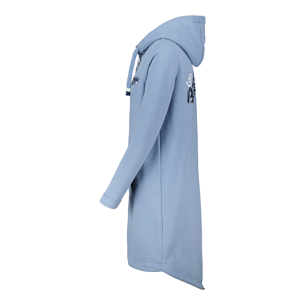 Weibliches Model mit ANKERBRAUT Sweatjacke in Forever Blue