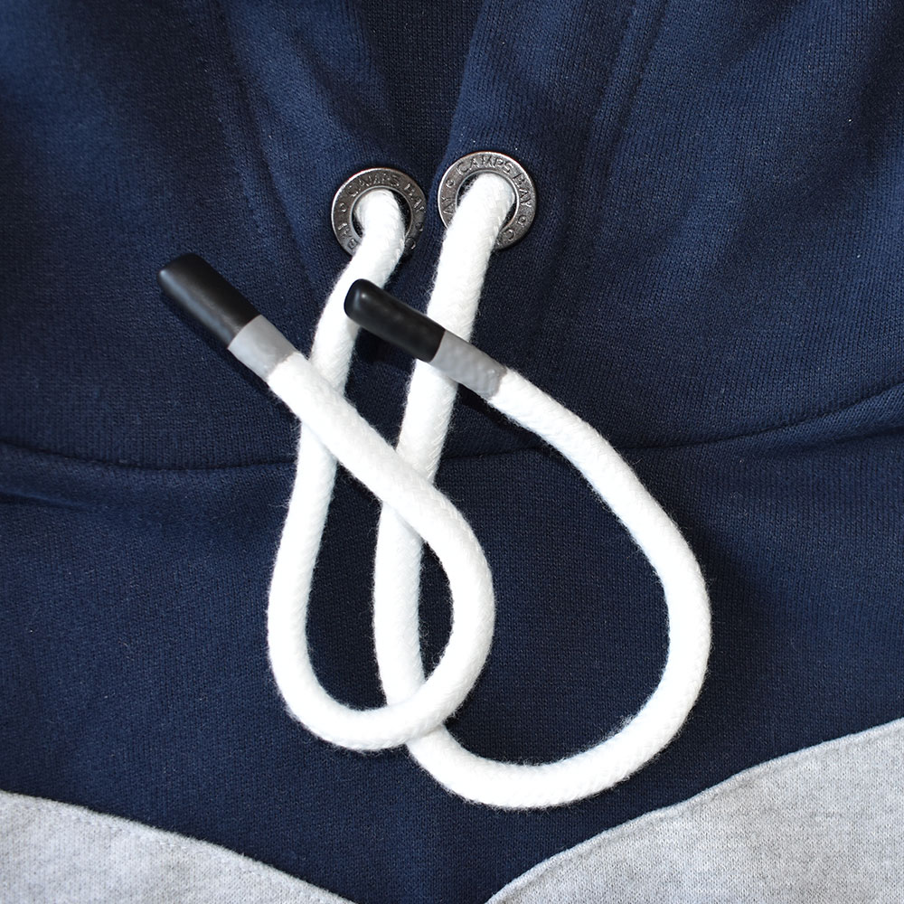 Männliches Model mit CAMPS BAY Hoodie in North Atlantic