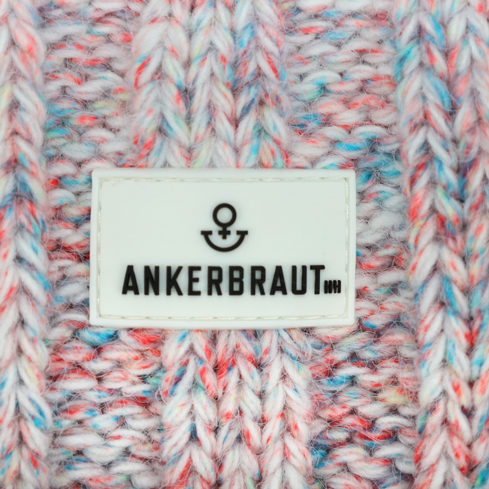 Weibliches Model mit ANKERBRAUT Mütze in Offwhite