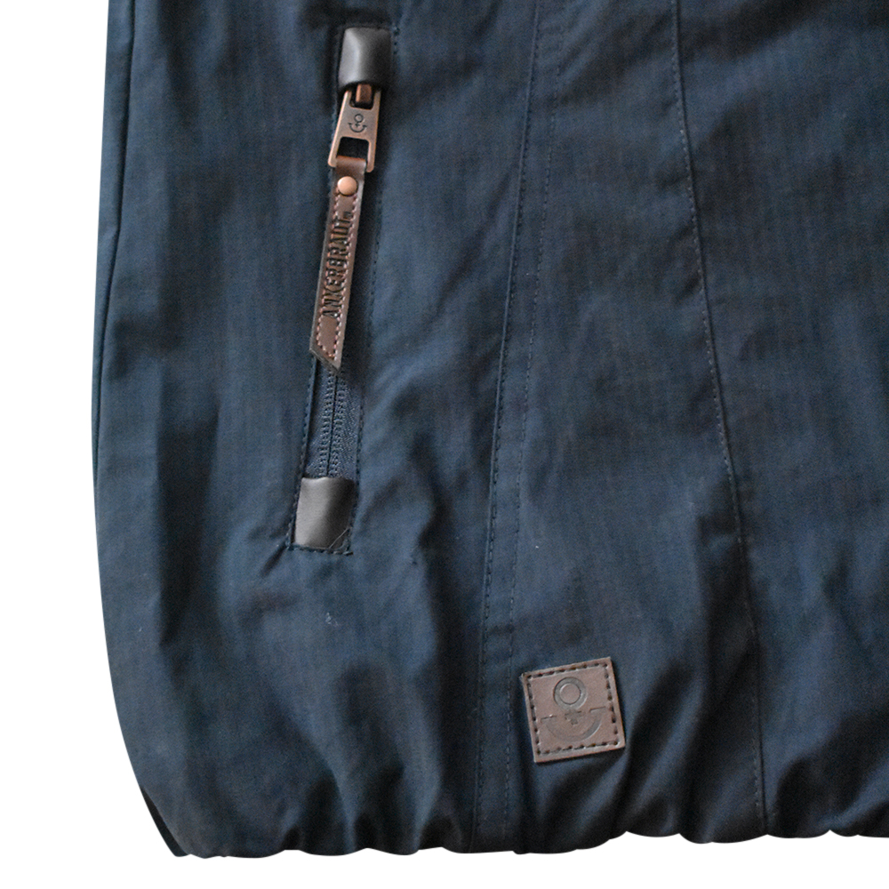 Weibliches Model mit ANKERBRAUT Jacke in Navy